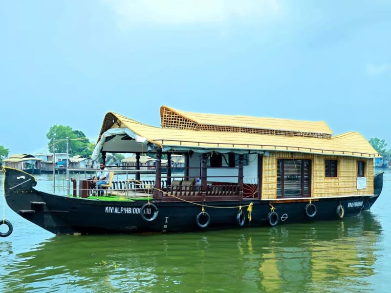Deluxe Houseboats